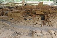 Le site archéologique d'Eleutherne en Crète. Pithoi funéraires à la nécropole d'Orthi Petra. Cliquer pour agrandir l'image.