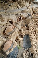 Le site archéologique d'Eleutherne en Crète. Zone nord-ouest de la nécropole d'Orthi Petra. Cliquer pour agrandir l'image.