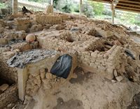 Le site archéologique d'Eleutherne en Crète. Le bâtiment L-L1 de la nécropole d'Orthi Petra. Cliquer pour agrandir l'image.