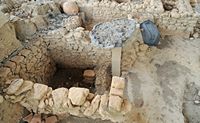 Le site archéologique d'Eleutherne en Crète. Le bâtiment M de la nécropole d'Orthi Petra. Cliquer pour agrandir l'image.