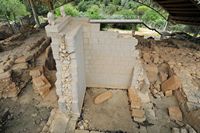 Le site archéologique d'Eleutherne en Crète. Le monument 4A de la nécropole d'Orthi Petra. Cliquer pour agrandir l'image.