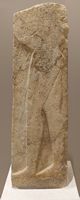 Le site archéologique d'Eleutherne en Crète. Stèle du guerrier nu avec bouclier rond à la nécropole (auteur Tomisti). Cliquer pour agrandir l'image.