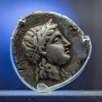 Le site archéologique d'Eleutherne en Crète. Statère d'argent à l'Apollon de 300 à 270 avant JC au MA de La Canée (auteur ArchaiOptix). Cliquer pour agrandir l'image.