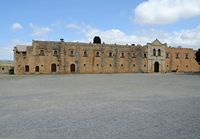 Le village d'Adele en Crète. La façade ouest du monastère d'Arkadi. Cliquer pour agrandir l'image.