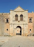 Le village d'Adele en Crète. La porte ouest du monastère d'Arkadi. Cliquer pour agrandir l'image.