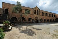 Le village d'Adele en Crète. L'aile ouest du monastère d'Arkadi. Cliquer pour agrandir l'image.