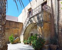 Le village d'Adele en Crète. Cour du réfectoire du monastère d'Arkadi (auteur Olaf Tausch). Cliquer pour agrandir l'image.