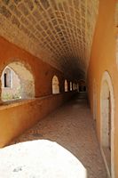 Le village d'Adele en Crète. La galerie des moines (mesokoumia) du monastère d'Arkadi. Cliquer pour agrandir l'image.