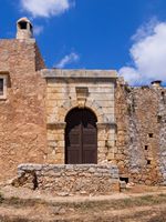 Le village d'Adele en Crète. Porte orientale du monastère d'Arkadi (auteur C. Messier). Cliquer pour agrandir l'image.