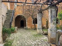 Le village d'Adele en Crète. Poterne de l'aile sud du monastère d'Arkadi (auteur C. Messier). Cliquer pour agrandir l'image.