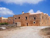 Le village d'Adele en Crète. La façade sud du monastère d'Arkadi (auteur C. Messier). Cliquer pour agrandir l'image.