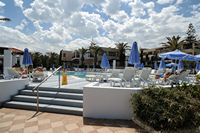 Le village d’Adélé en Crète. Piscine de l'hôtel Creta Royal à Skaleta. Cliquer pour agrandir l'image.