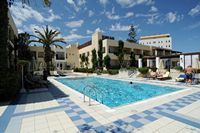 Le village d’Adélé en Crète. Piscine de l'hôtel Creta Royal à Skaleta. Cliquer pour agrandir l'image.