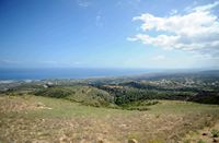 Le village d’Adélé en Crète. La côte orientale de Réthymnon vue depuis Chromonastiri. Cliquer pour agrandir l'image.