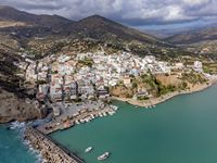 Le village d’Agia Galini en Crète. Le village vu du ciel (auteur C. Messier). Cliquer pour agrandir l'image.