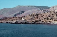 Le village d’Agia Roumeli en Crète. Depuis le bateau de Hora Sfakion aux gorges de Samaria. Cliquer pour agrandir l'image.