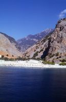 Le village d’Agia Roumeli en Crète. L'entrée des gorges de Samaria. Cliquer pour agrandir l'image.