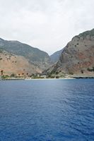 Les gorges de Samaria en Crète. Le village d'Agia Roumeli et les gorges de Samaria. Cliquer pour agrandir l'image.