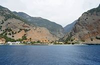 Les gorges de Samaria en Crète. Le village d'Agia Roumeli et les gorges de Samaria. Cliquer pour agrandir l'image.