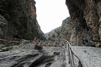 Les gorges de Samaria en Crète. Passerelle au sud des Portes de Fer. Cliquer pour agrandir l'image.
