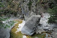 Les gorges de Samaria en Crète. Bloc rocheux dans les gorges près de Perdikas to Nero. Cliquer pour agrandir l'image.