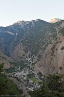 Les gorges de Samaria en Crète. Vue aérienne du vieil Agia Roumeli (auteur Y. Skoulas, GNTO). Cliquer pour agrandir l'image.