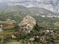 Le village d'Agia Varvara en Crète. Le rocher de Prinias (auteur Géoparc du Psiloritis). Cliquer pour agrandir l'image.