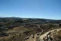Le village d'Agia Varvara en Crète. La route nationale 97 et le rocher de Prinias. Cliquer pour agrandir l'image.