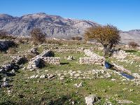 Le village d'Agia Varvara en Crète. Le temple A du site de Rhizenia et le mont Koudouni (auteur C. Messier). Cliquer pour agrandir l'image.