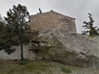 Le village d'Agia Varvara en Crète. Le rocher de l'église du Prophète Élie (auteur C. Messier). Cliquer pour agrandir l'image.