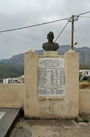 Le village d’Agios Pavlos en Crète. Le mémorial du massacre de Saktouria. Cliquer pour agrandir l'image.