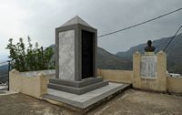 Le village d’Agios Pavlos en Crète. Le mémorial du massacre de Saktouria. Cliquer pour agrandir l'image.