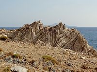 Le village d’Agios Pavlos en Crète. Plis de strates géologiques au cap Melissa (auteur Olaf Tausch). Cliquer pour agrandir l'image.