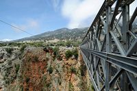 Le village d’Anopoli en Crète. Le viaduc Varadinogiannis au-dessus des gorges d'Aradaina. Cliquer pour agrandir l'image.