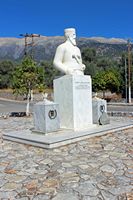 Le village d’Anopoli en Crète. Le buste de Daskalogiannis à Anopoli (auteur Maesi64). Cliquer pour agrandir l'image.