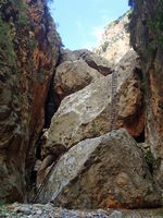Le village d’Anopoli en Crète. Obstacle dans les gorges d'Aradaina (auteur Kocio). Cliquer pour agrandir l'image.