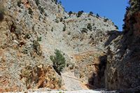 Le village d’Anopoli en Crète. Le sentier de contournement de l'obstruction des gorges d'Aradena (auteur Maesi64). Cliquer pour agrandir l'image.