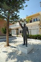 Le village d'Arkalochori en Crète. Statue de Napoléon Soukatzidis à Arkalochori. Cliquer pour agrandir l'image.
