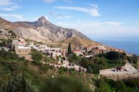 Le village d'Assimi en Crète. Le village de Kapetaniana et le mont Kofinas (auteur Pascal Mullon). Cliquer pour agrandir l'image.