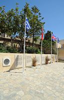 Le village d’Assomatos en Crète. Le mémorial des combats contre les occupants du monastère Moni Preveli. Cliquer pour agrandir l'image.