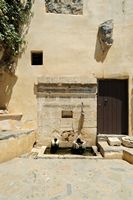 Le village d’Assomatos en Crète. Fontaine au monastère de Preveli. Cliquer pour agrandir l'image.