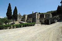 Le village d’Assomatos en Crète. La façade nord du monastère Moni Preveli d'En bas. Cliquer pour agrandir l'image.
