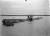Le village d’Assomatos en Crète. Le sous-marin Torbay à Plymouth en 1943 (auteur Imperial War Museum). Cliquer pour agrandir l'image.