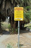 Le village d’Assomatos en Crète. Panneau d'interdiction d'entrer dans la palmeraie de Preveli. Cliquer pour agrandir l'image.