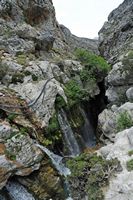 Le village d’Assomatos en Crète. Les chutes d'eau des gorges de la Kourtaliotis. Cliquer pour agrandir l'image.