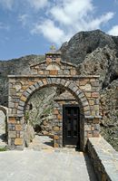 Le village d’Assomatos en Crète. Accès à la chapelle Saint-Nicolas dans les gorges de la Kourtaliotis. Cliquer pour agrandir l'image.