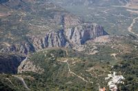 Le village d'Avdou en Crète. Les gorges de Roza et le village de Kéra vus depuis le site de Karphi (auteur Schuppi). Cliquer pour agrandir l'image.
