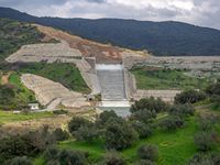 Le village d'Avdou en Crète. Le barrage de l'Aposelemis (auteur C. Messier). Cliquer pour agrandir l'image.