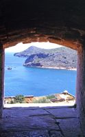L’île de Spinalonga en Crète. Le demi-bastion de Scaramella vu depuis la demi-lune de Moceniga de la forteresse de Spinalonga. Cliquer pour agrandir l'image.
