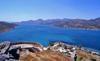 L’île de Spinalonga en Crète. La rade d'Élounda vue depuis la forteresse de Spinalonga. Cliquer pour agrandir l'image.